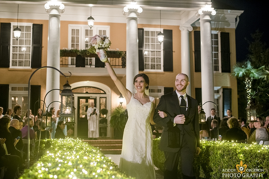 bride and groom at Southern Oaks Plantation New Orleans