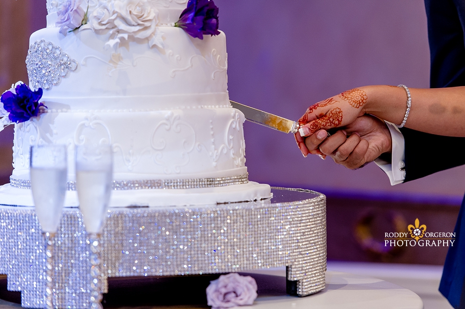 bride ans groom cut the cake